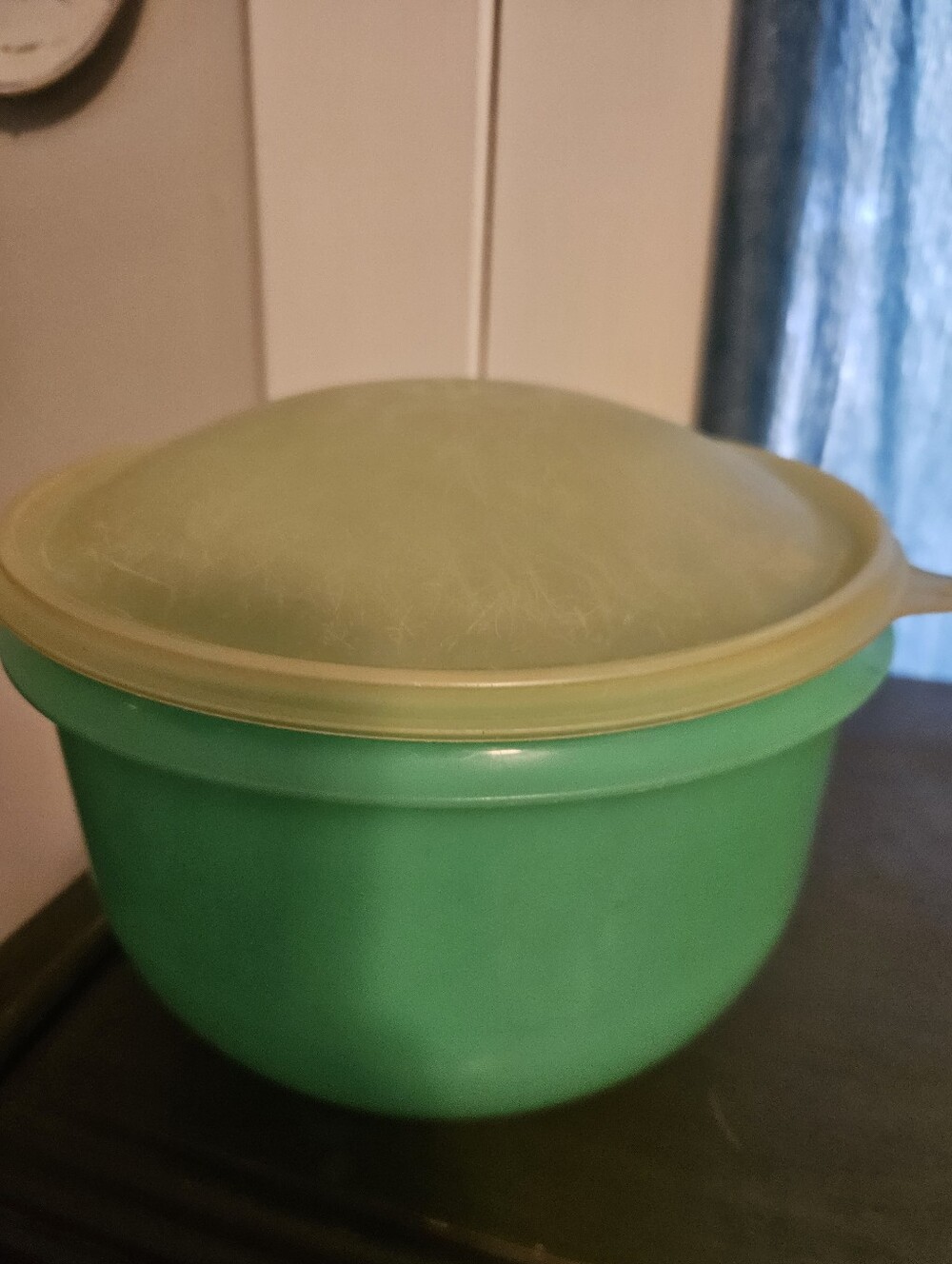 VINTAGE * Tupperware Lettuce Keeper * 1424-4 w/ LID & Spike
